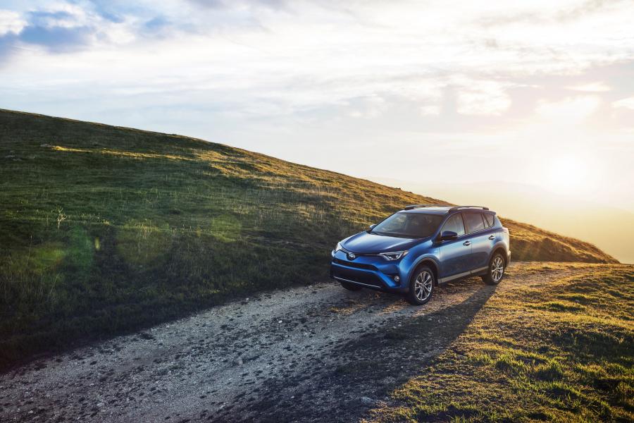  Toyota RAV4 Hybrid 2015 года  (US) (фото 2 из 51)